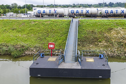 Pontoon in Hafen Trier