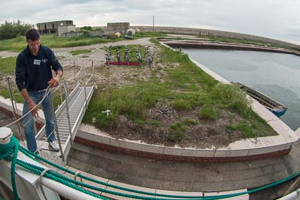 Roger Pagnin securing LA BELLA VITA's gangway