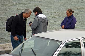 Paris Gold Ring Scammer with victims along Seine.