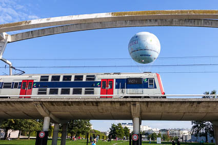 Parc André Citroën, RER train, and Ballon de Paris