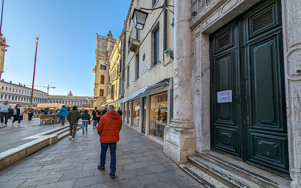 Piazzetta dei Leoni baggage storage for Basilica di San Marco.