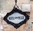 Hotel San Moise street sign